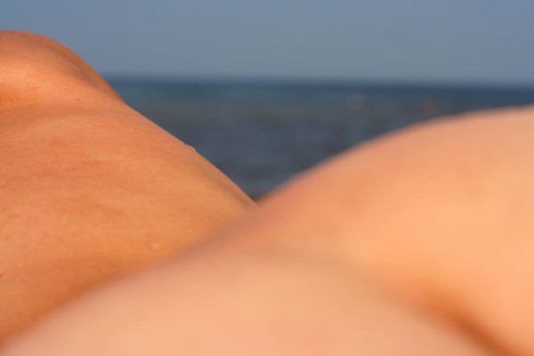 Fesses nues sur la plage