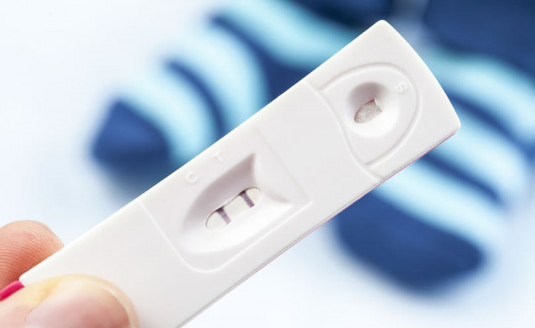 Une fille tient un test de grossesse